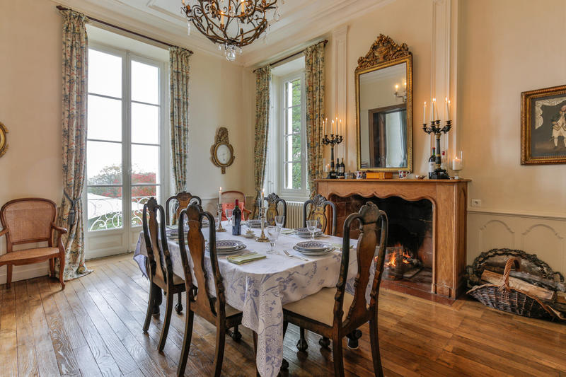 Château - 1 302 m² - 25 pièces