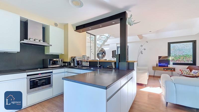 Maison - 228 m² - 7 pièces