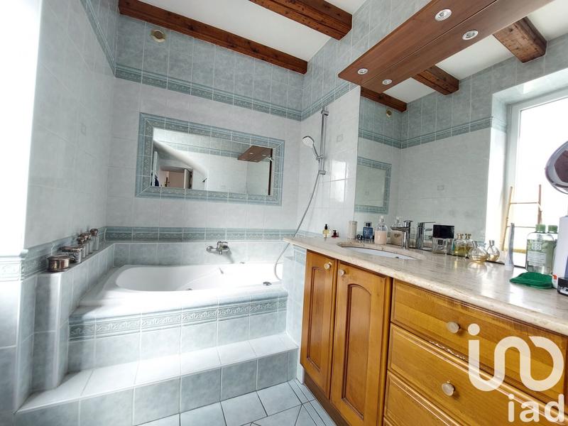 Maison - 238 m² - 9 pièces