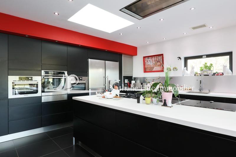 Propriété - 285 m² - 6 pièces