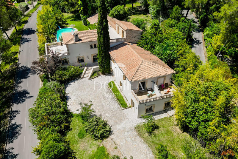 Maison - 463 m² - 15 pièces