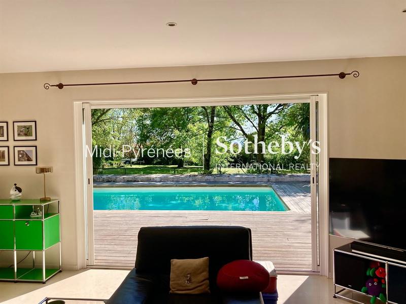 Maison - 230 m² - 6 pièces