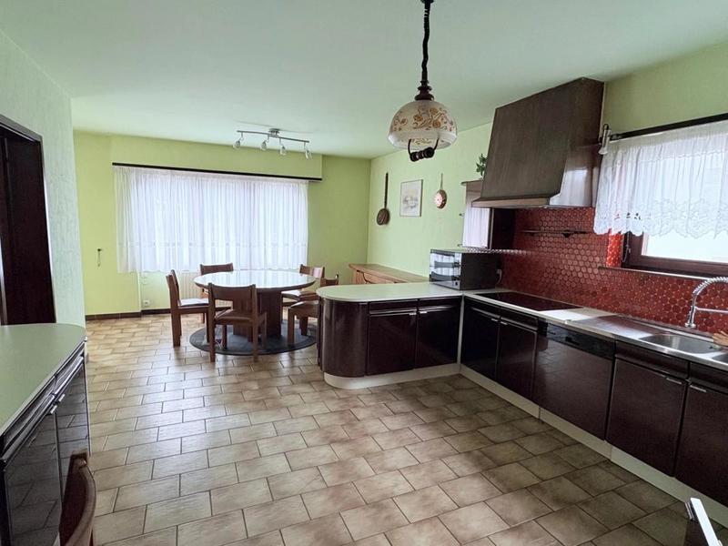 Maison - 250 m² - 6 pièces