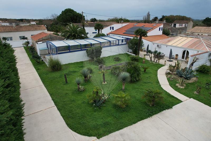 Propriété - 325 m² - 6 pièces