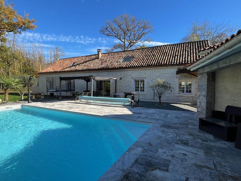 Maison - 261 m² - 7 pièces