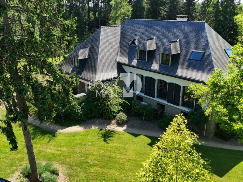 Propriété - 1 051 m² - 20 pièces