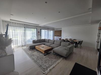 Maison - 240 m² - 6 pièces