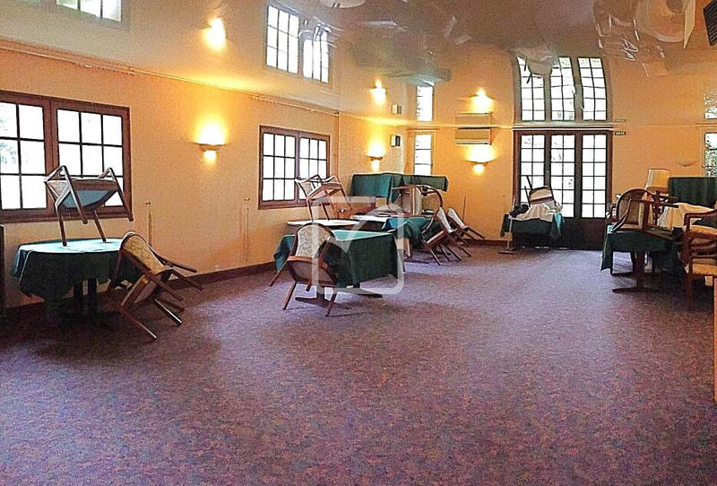 Maison - 1 200 m² - 39 pièces