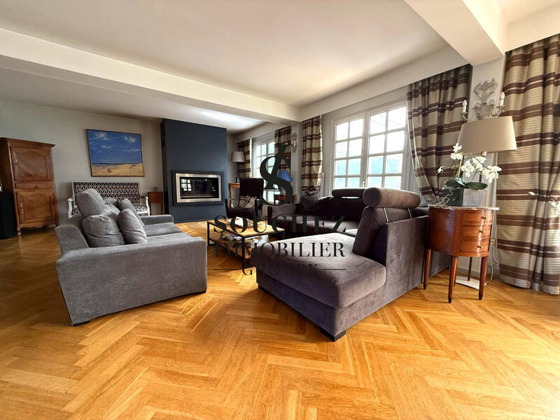 Maison - 304 m² - 8 pièces