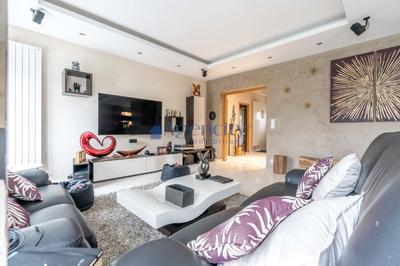 Maison - 214 m² - 7 pièces