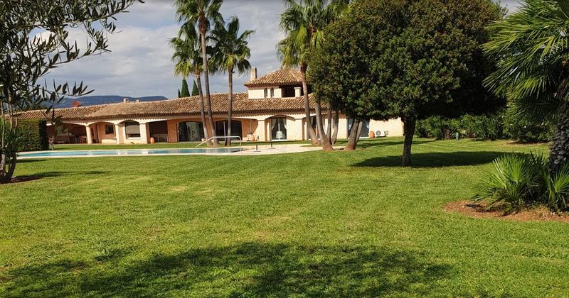 Maison - 380 m² - 8 pièces