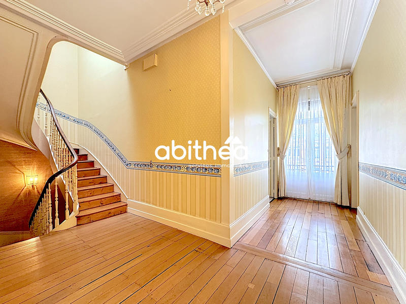 Maison - 328 m² - 10 pièces