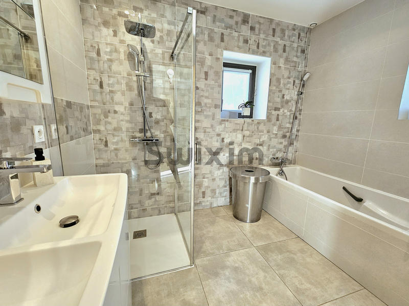 Maison - 205 m² - 6 pièces