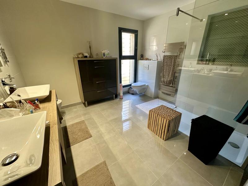 Propriété - 270 m² - 6 pièces