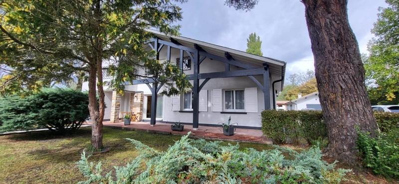 Maison - 198 m² - 8 pièces