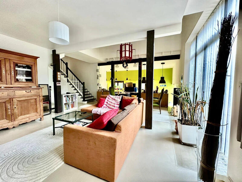 Maison traditionnelle - 219 m² - 9 pièces