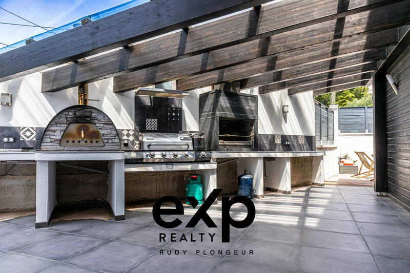 Maison - 285 m² - 9 pièces