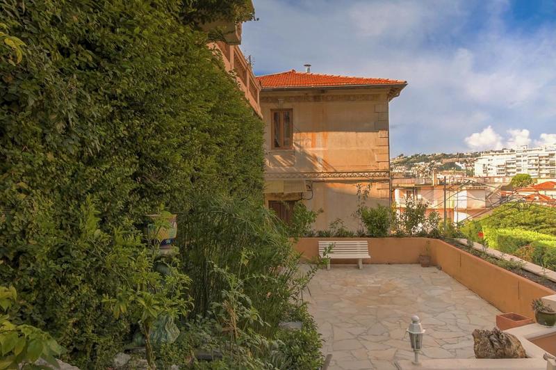 Maison - 230 m² - 8 pièces