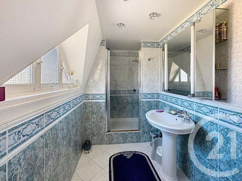 Maison - 237 m² - 7 pièces