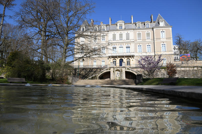 Séance de yoga au musée de Tessé