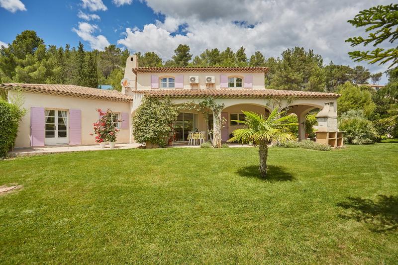 Maison - 240 m² - 9 pièces