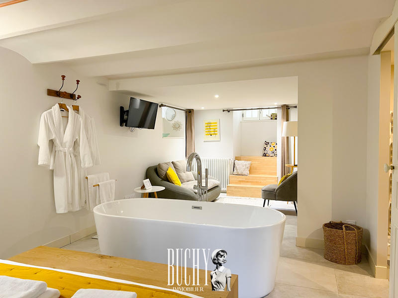 Maison - 243 m² - 13 pièces