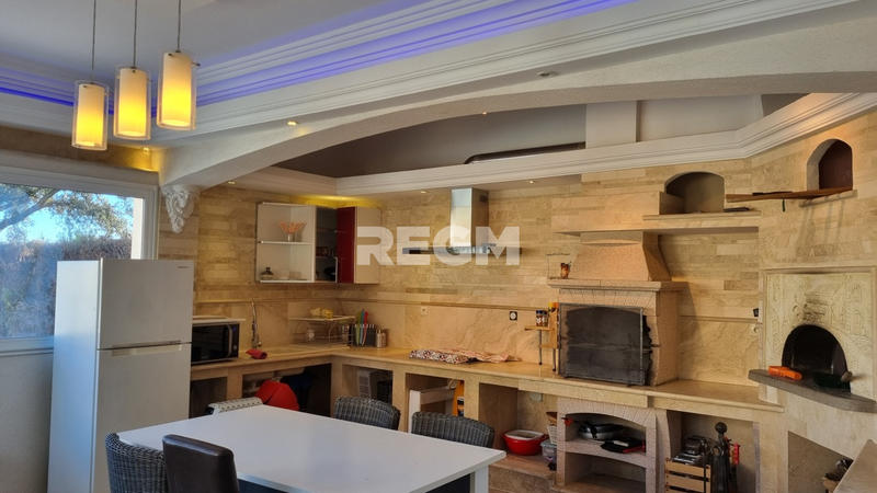 Maison - 400 m² - 12 pièces