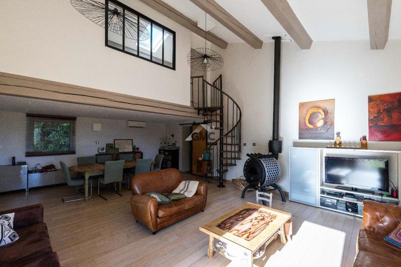 Demeure - 219 m² - 9 pièces