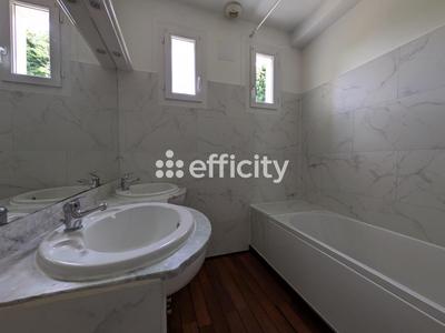 Maison - 237 m² - 10 pièces