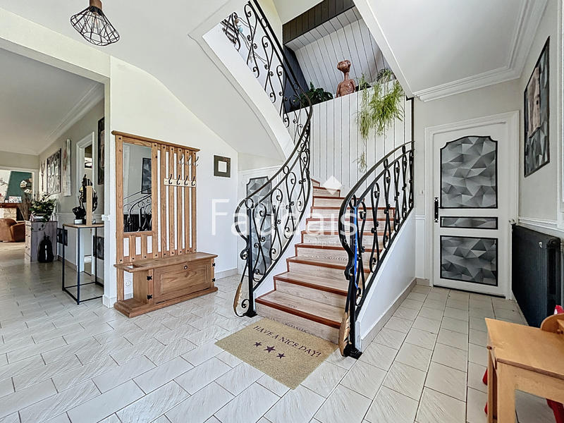 Maison - 233 m² - 10 pièces