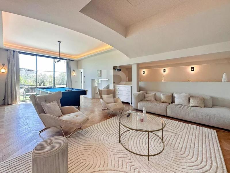 Mas - 300 m² - 7 pièces