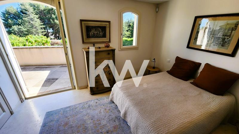 Maison - 247 m² - 9 pièces