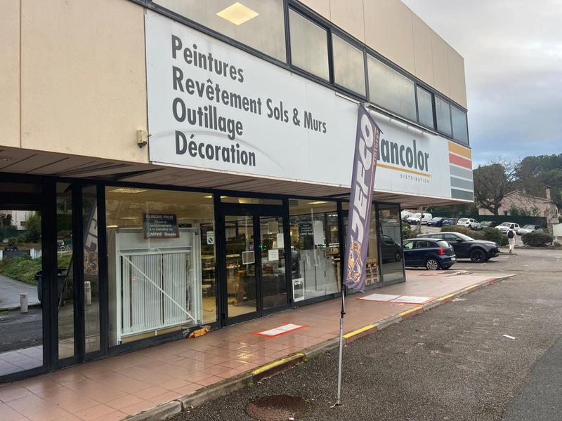 Local commercial - 251 m²