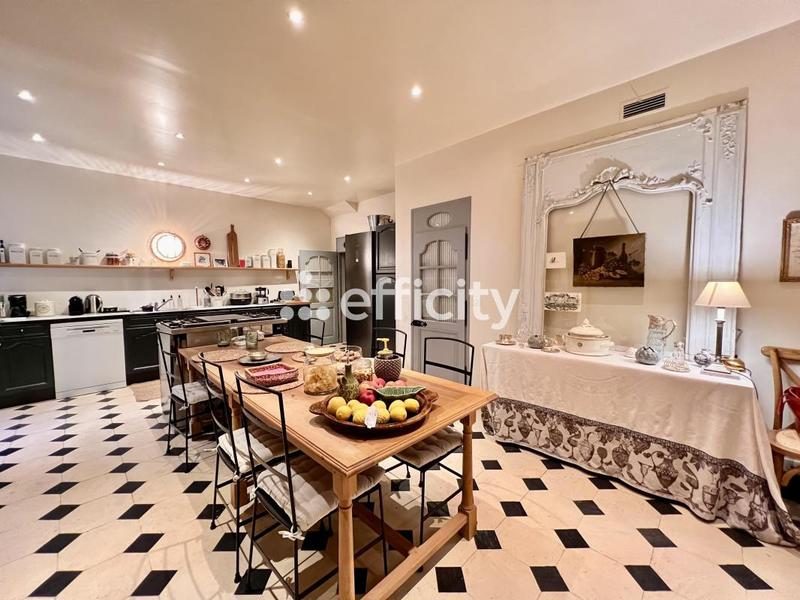 Maison - 447 m² - 12 pièces