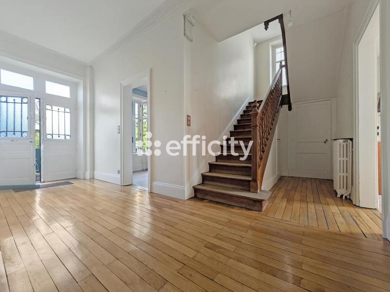 Maison - 248 m² - 9 pièces