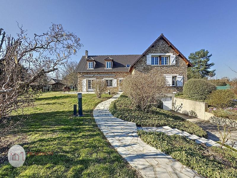 Maison - 202 m² - 8 pièces