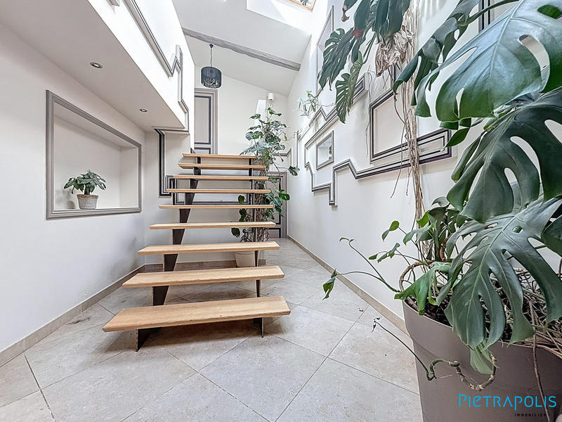 Maison - 380 m² - 5 pièces