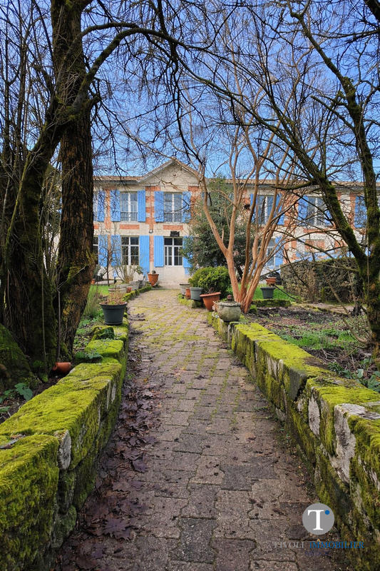 Maison - 225 m² - 9 pièces