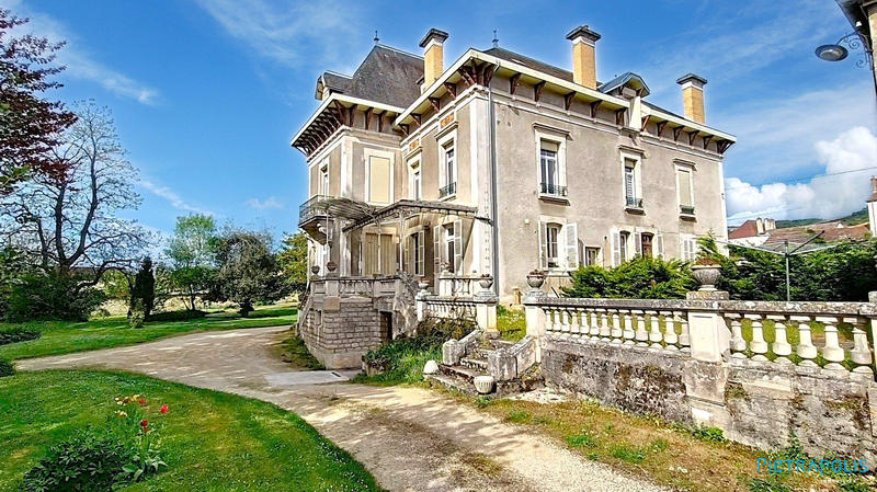 Maison - 342 m² - 12 pièces