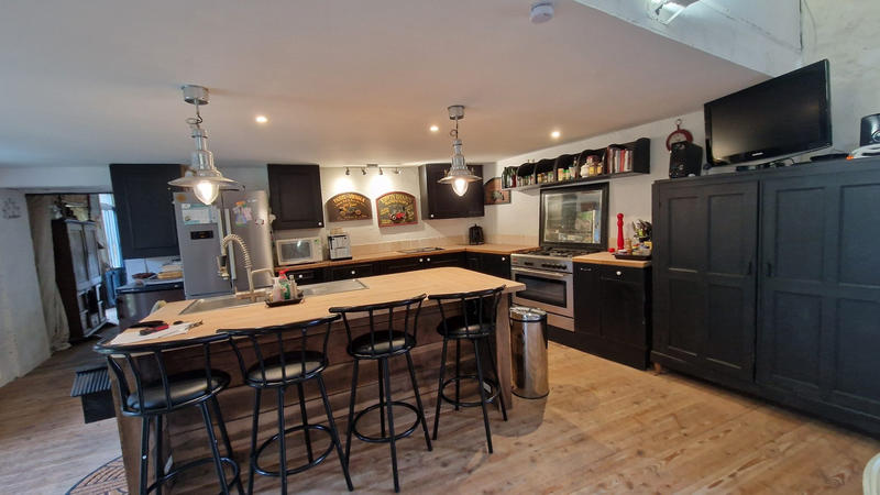 Maison - 270 m² - 8 pièces