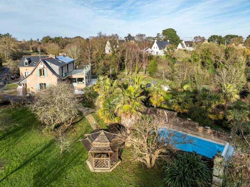 Maison - 254 m² - 11 pièces