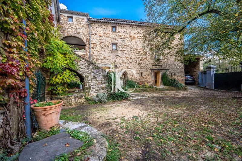 Maison - 302 m² - 8 pièces