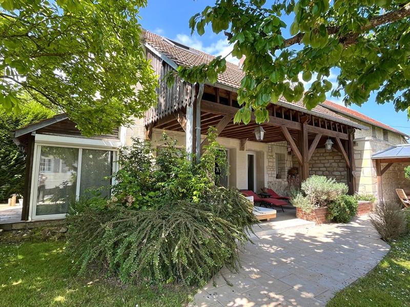 Maison - 260 m² - 8 pièces