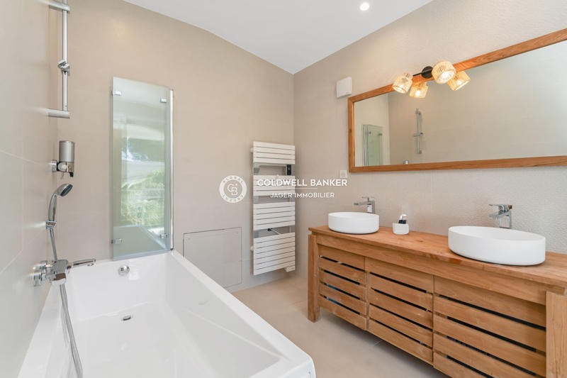 Maison - 450 m² - 8 pièces