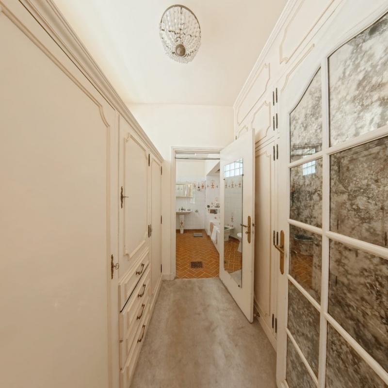 Maison - 325 m² - 11 pièces