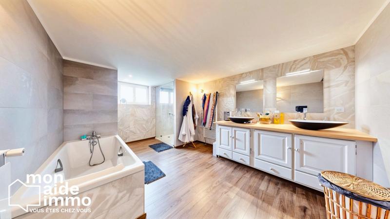 Maison - 249 m² - 7 pièces