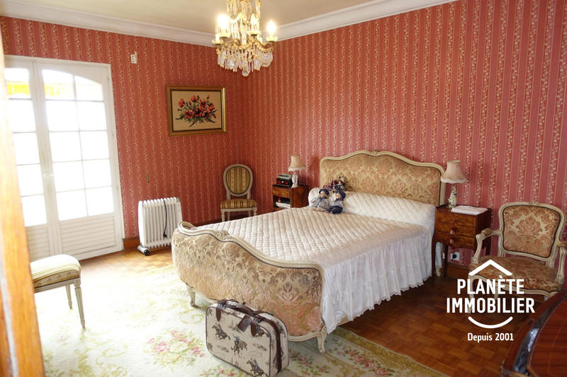 Maison traditionnelle - 250 m² - 13 pièces