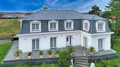 Maison - 230 m² - 9 pièces