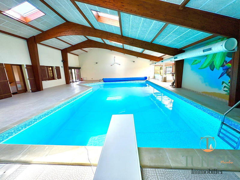 Villa - 256 m² - 9 pièces