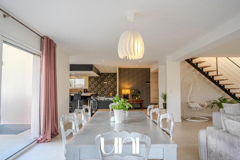 Maison - 325 m² - 7 pièces